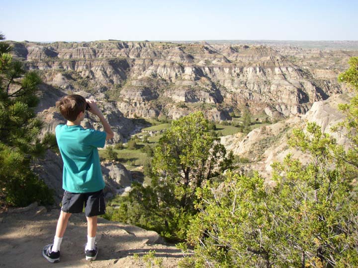 20030629-2362-MSP-POR-Thomas-Binoculars (117K)