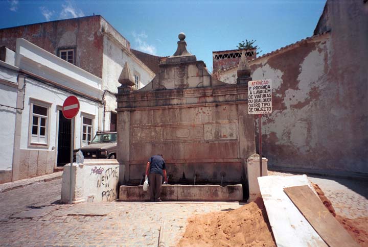 20000617-2-20-Loule-Town-Well (68K)