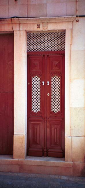 20000617-3-06A-Loule-Red-Door (38K)