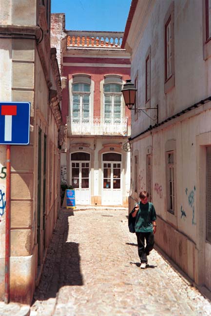 20000617-3-08A-Loule-Alley (61K)