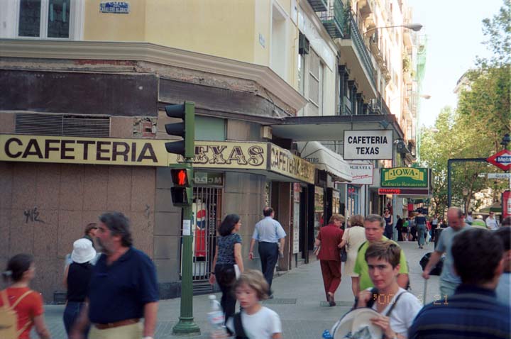 20000621-4-09A-Madrid-Cafeteria-Texas (72K)