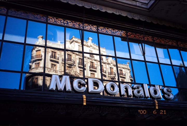 20000621-4-11A-Madrid-McDonalds (76K)