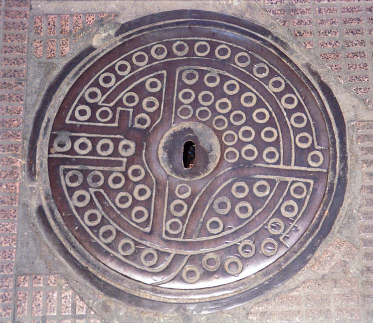 20000621-4-21A-Madrid-Manhole-Cover (120K)